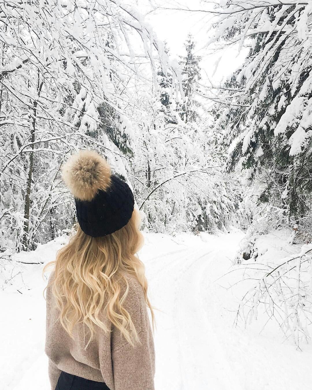 Фото девушек со спины на аву зимой