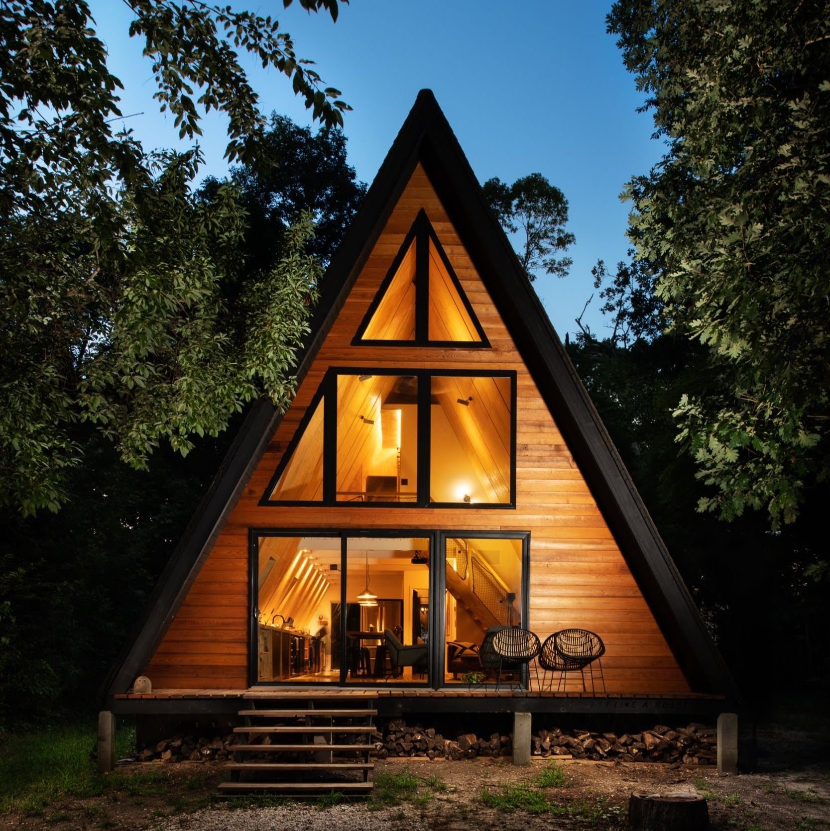 Проект деревянного дома с мансардой, из бревен, 3 спальни - технические характеристики