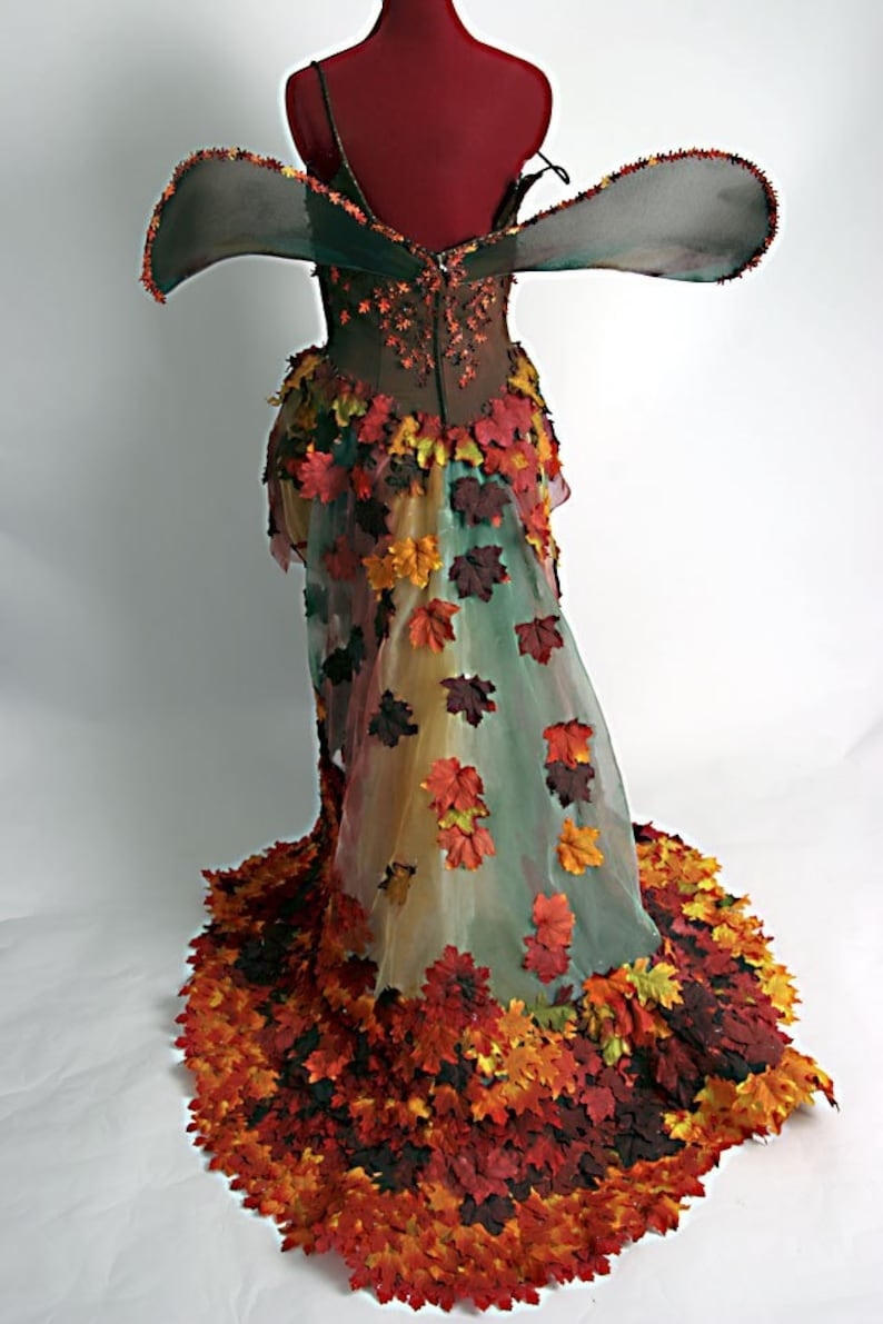 Публикация «Платье из листьев своими руками для осеннего бала» размещена в разделах