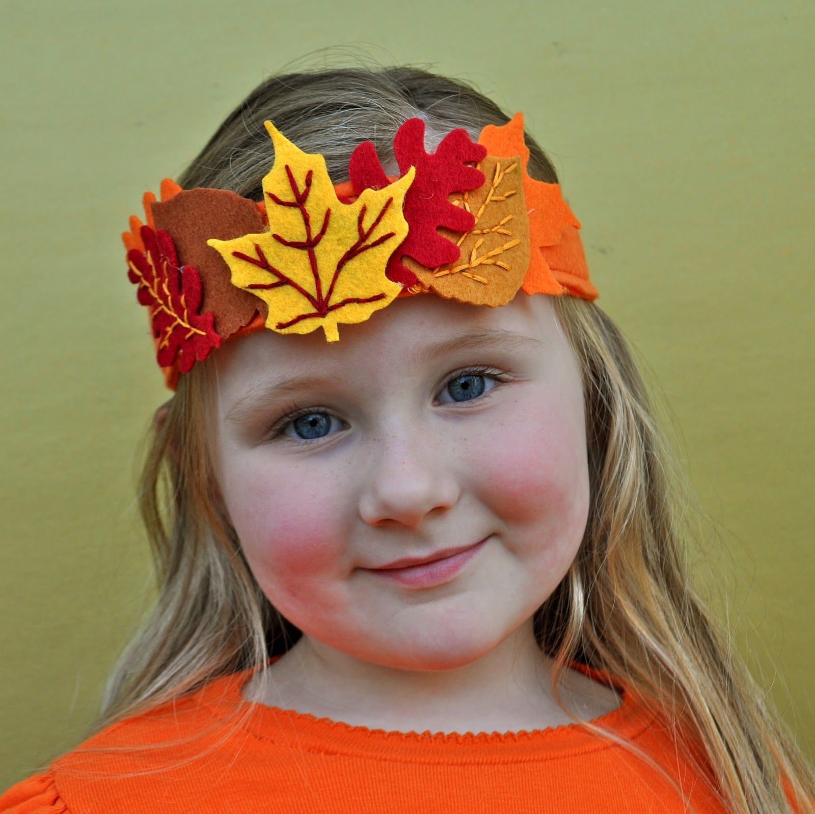 Осенняя корона для девочки. Осеннее украшение на голову. Осенний ободок. Корона на праздник осени.