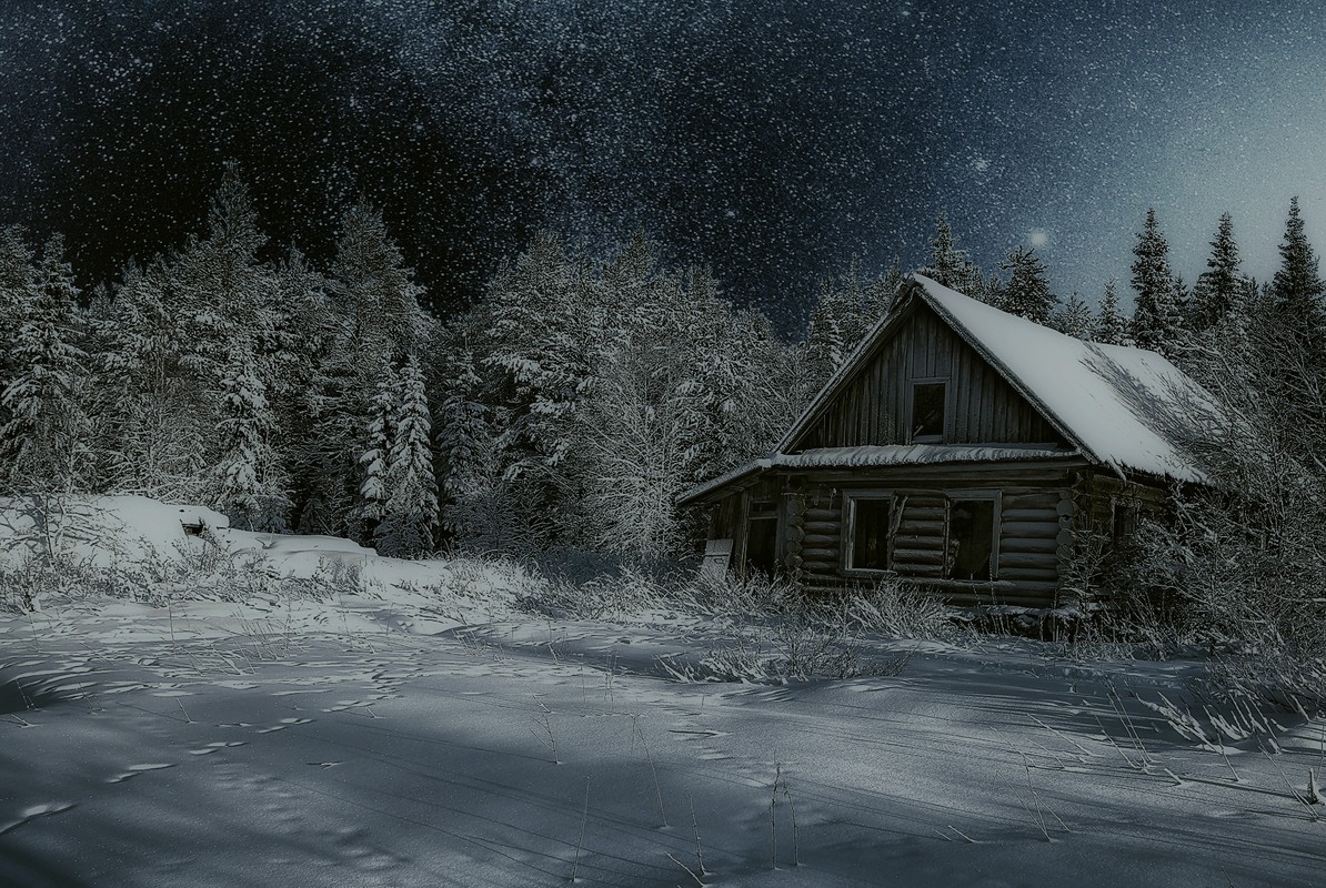 Одиноко стоящий дом. Домик в зимнем лесу. Деревенский домик зимой. Одинокий домик. Избушка в зимнем лесу.