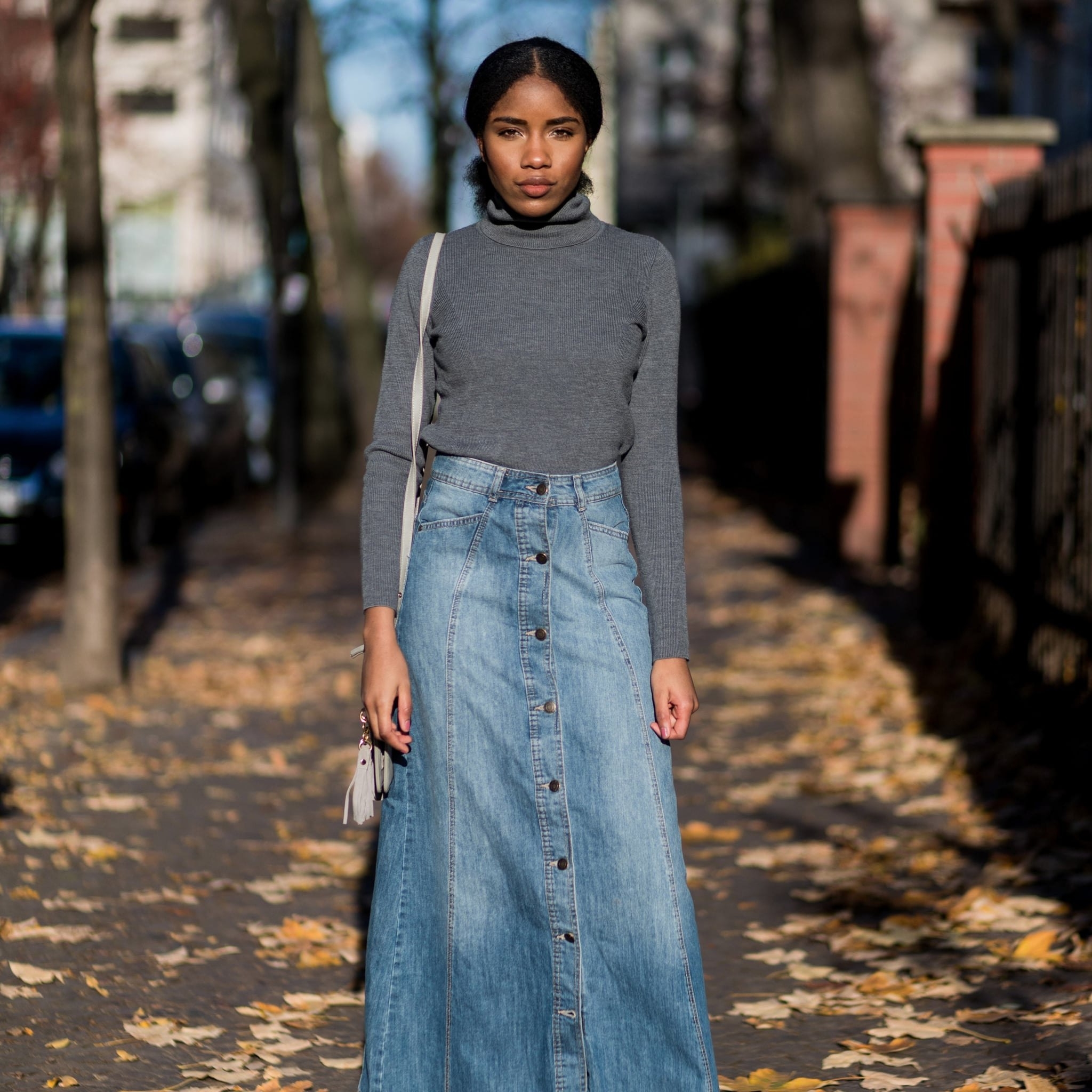 Длинная джинсовая юбка осенью - 54 фото