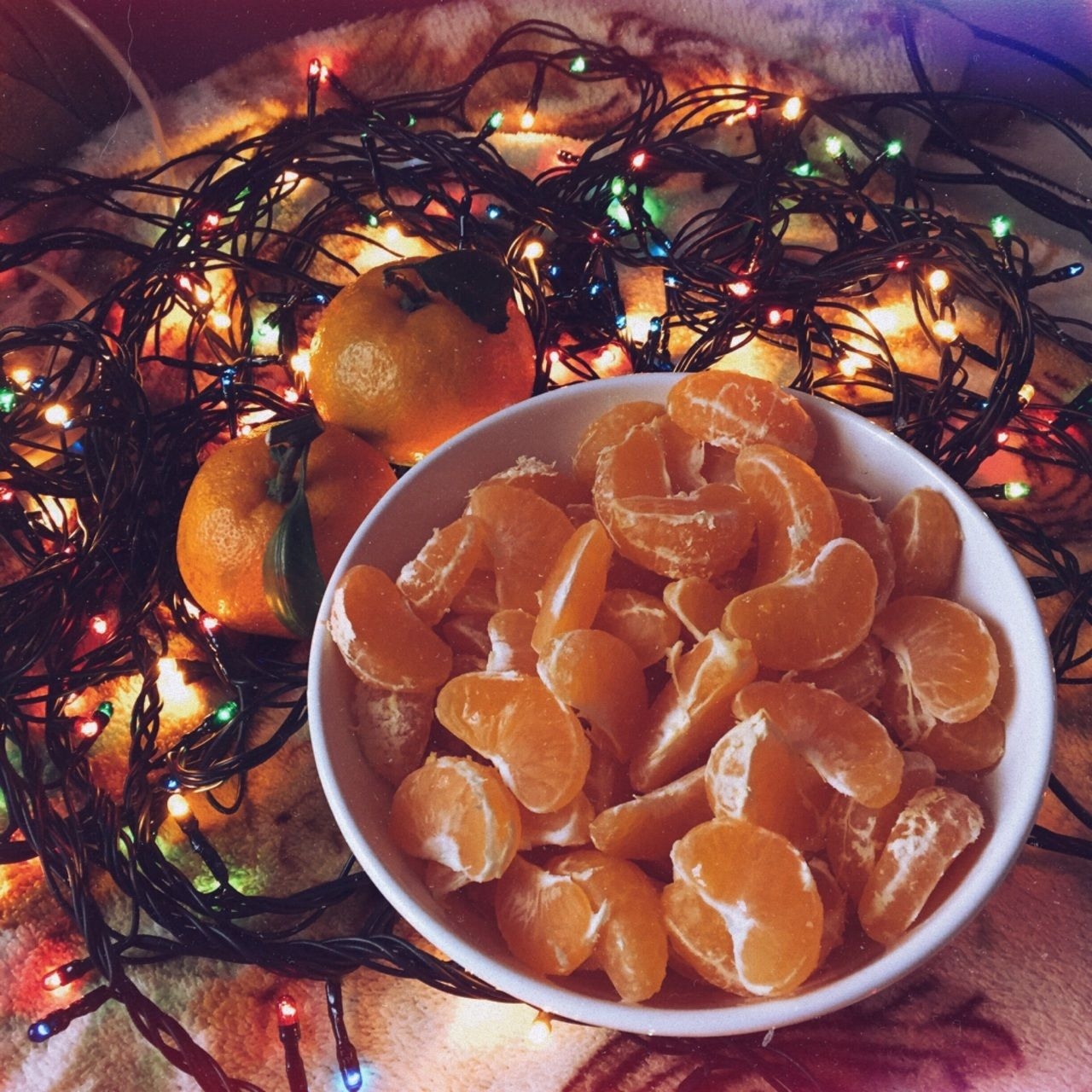 Жареные мандарины. Мандарины новый год. Эстетика мандаринов новый год. Мандарины и гирлянда. Мандарины в тарелке.