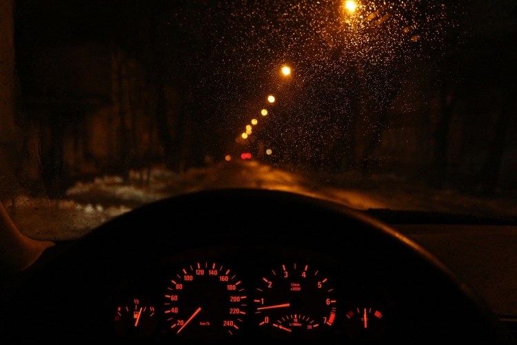 Фотографии девушек ночью в машине (100 фото)