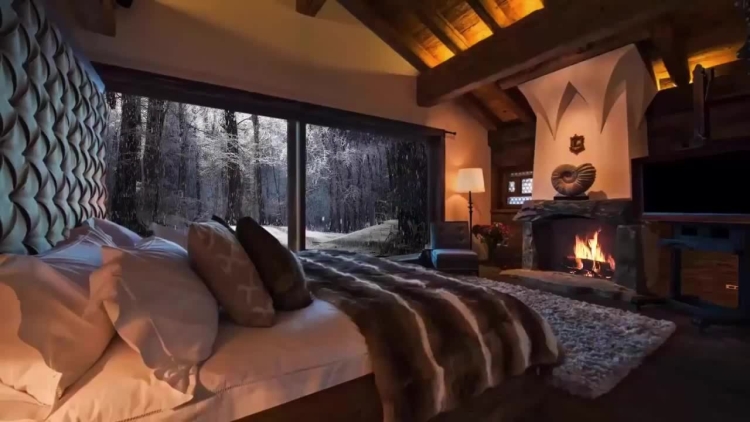 Дом в снежном лесу с камином