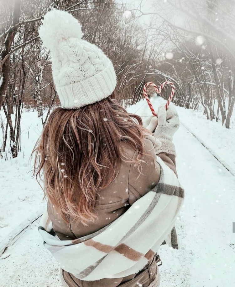 Стоковые фотографии по запросу Девушка с снег