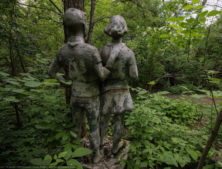 Заброшенные статуи в лесу