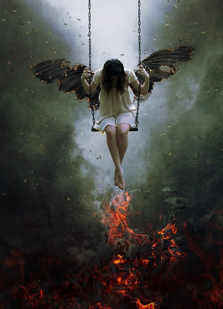 Женщина с крыльями. Девушка - ангел. Девушка на качелях с крыльями. Девушка ангел с крыльями. Сгорающие крылья