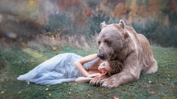 Грустная девочка обнимает ее плюшевого медведя. наказанная девушка сидит возле белой стены