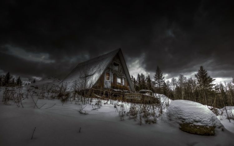 Заброшенный дом в лесу ночью зимой