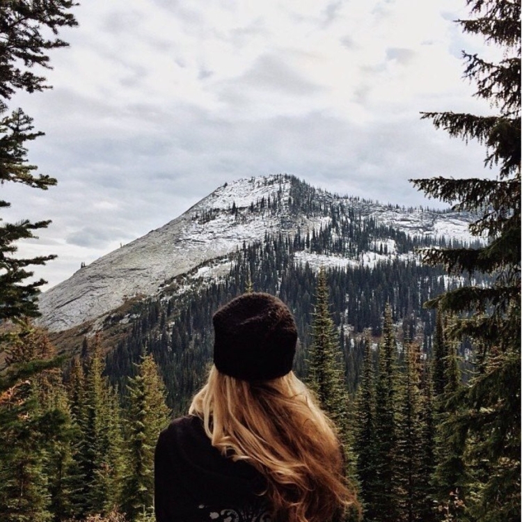 Девушка в горах осенью со спины
