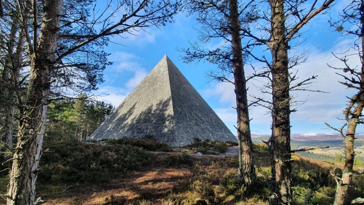 Серая пирамида в лесах шотландии