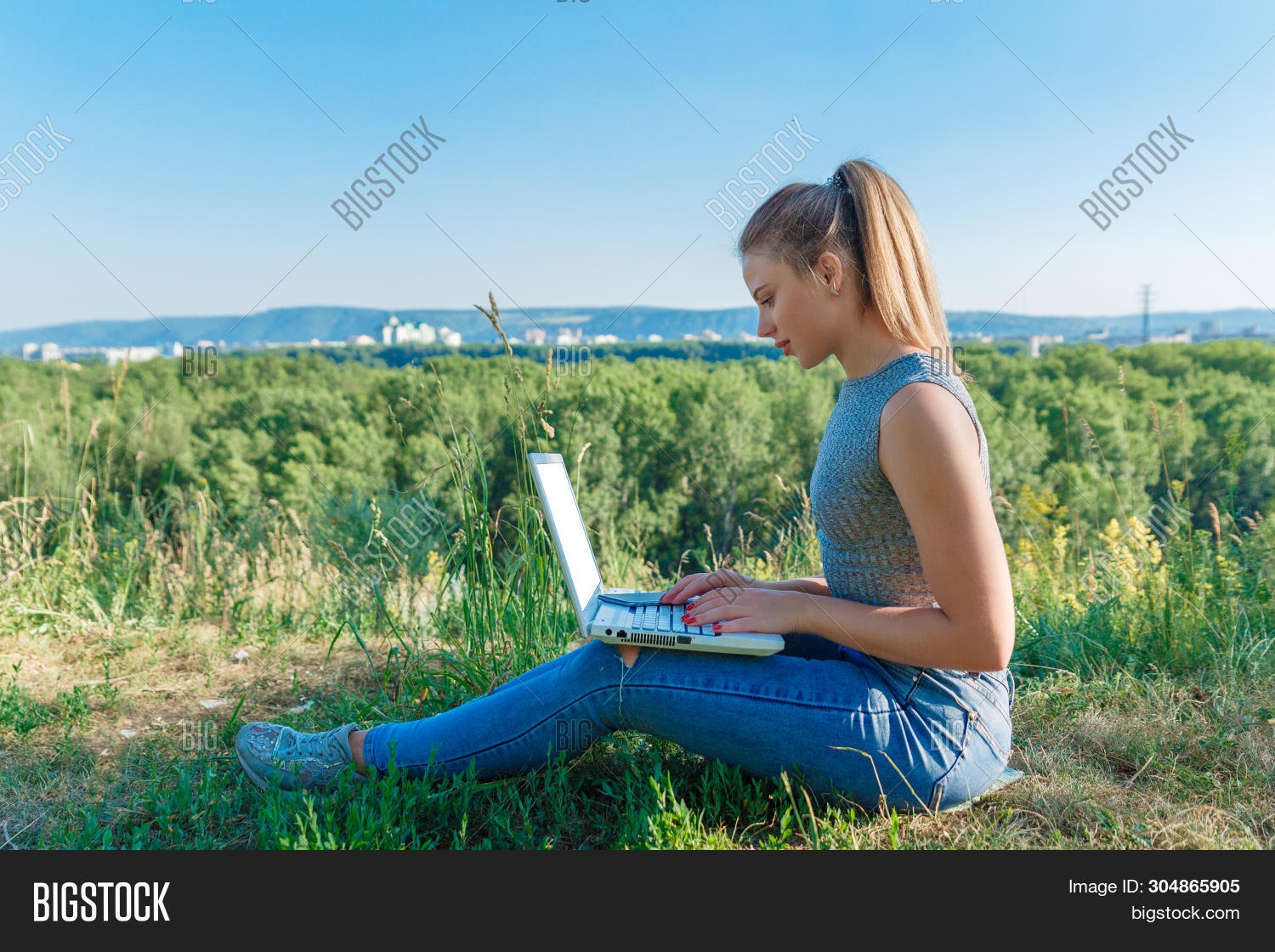 100 000 изображений по запросу Девушка ноутбук море доступны в рамках роялти-фри лицензии