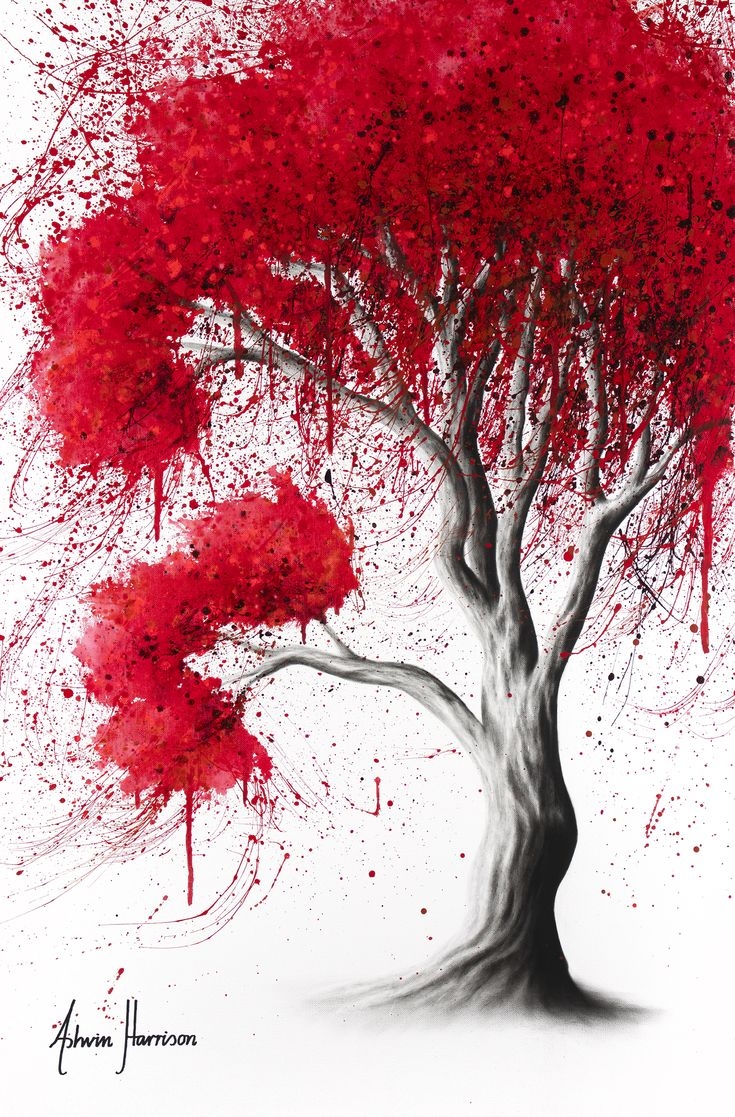 Дерево в лесу с красными листьями