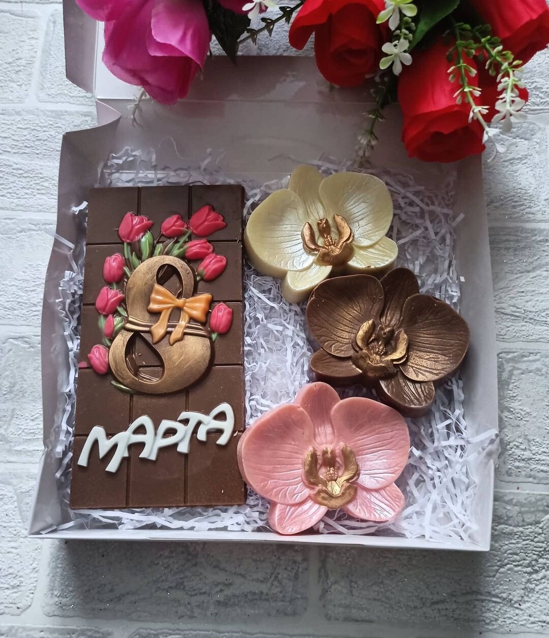 Шоколадные цветы для декора торта