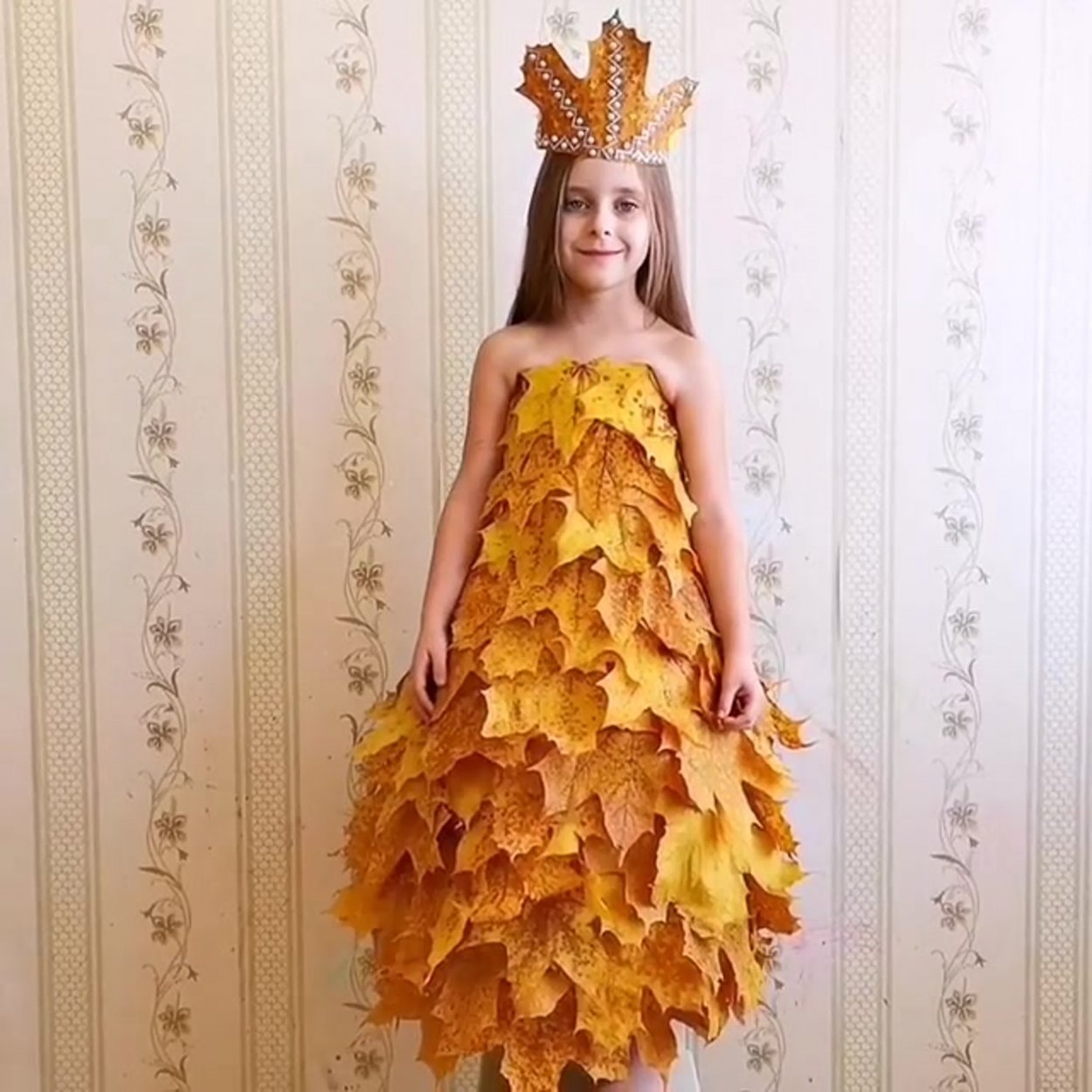 Платье из осенних листьев - 51 фото