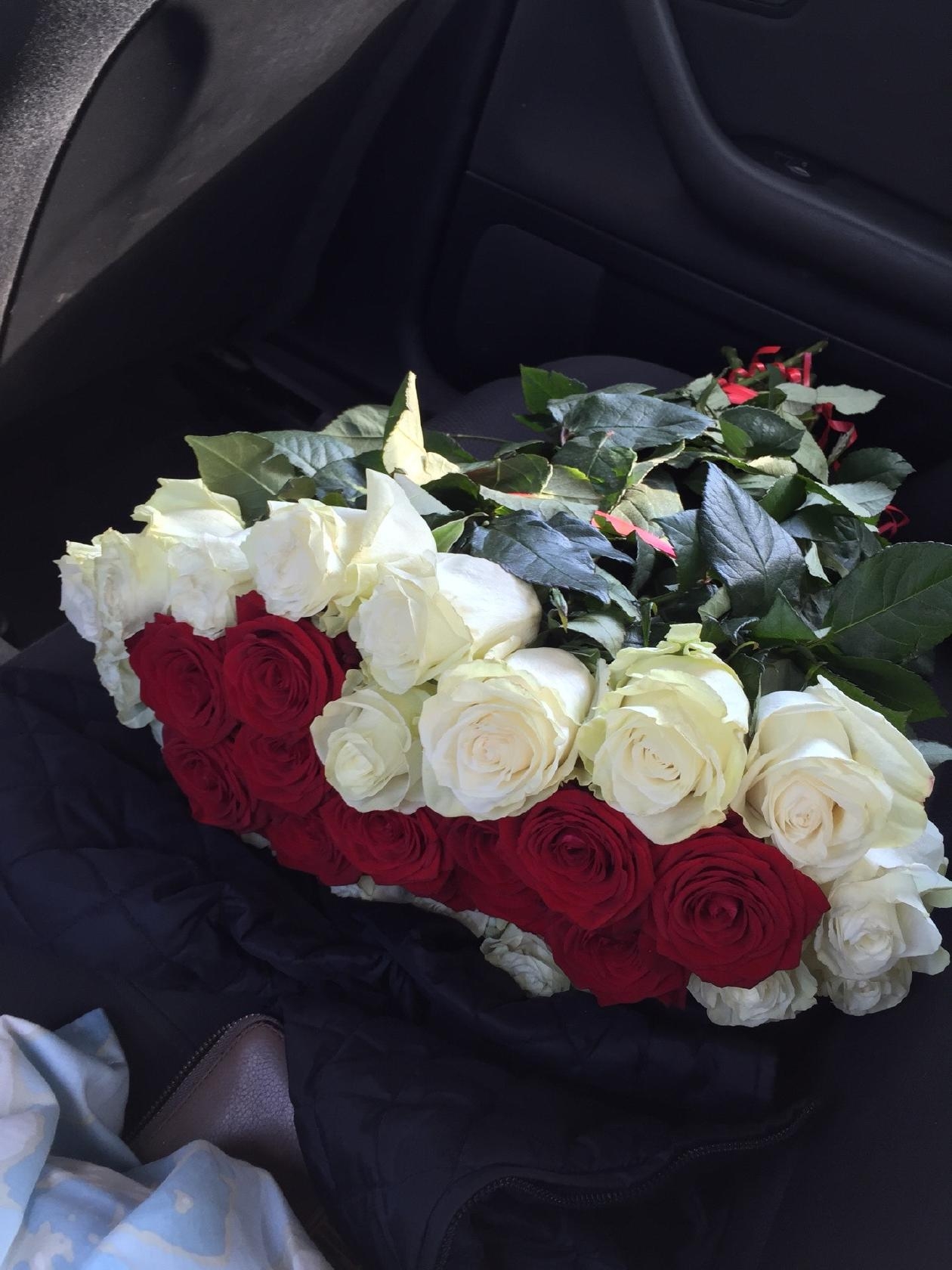 Букет цветов в машине фото (75 фото)