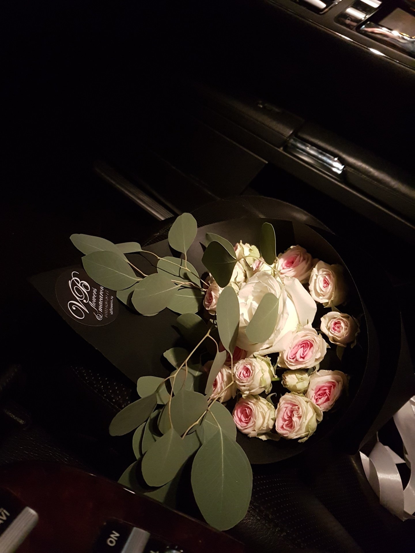 букет цветов в машине ночью