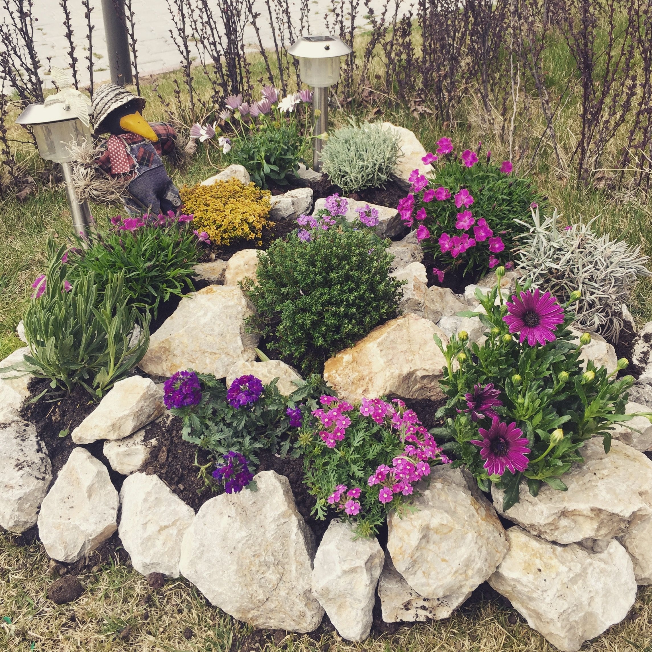 Садовая горка из камней для цветов своими руками (62 фото)