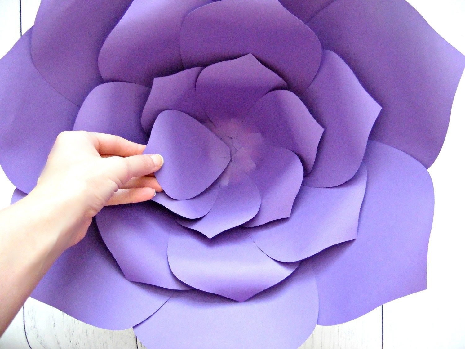 Делаем своими руками оригинальный декор — большие цветы из гофрированной бумаги
