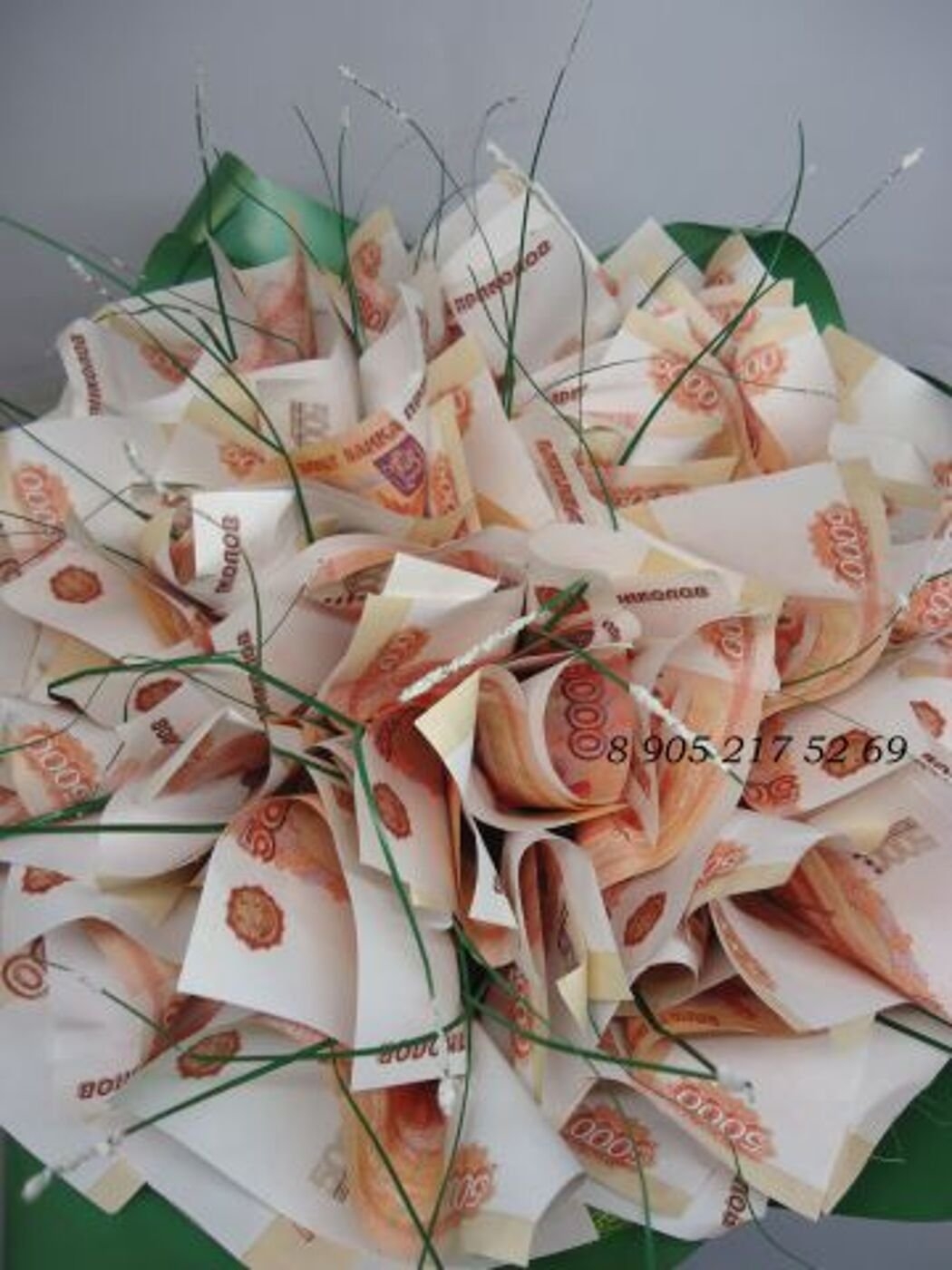 Цветок оригами из долларовой банкноты на цветном фоне :: Стоковая фотография :: Pixel-Shot Studio