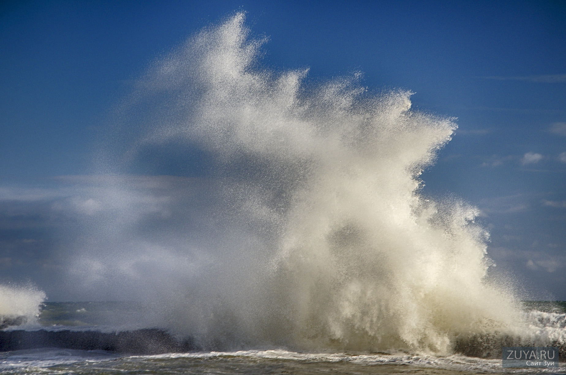 Сильный ветер с водой. Ветер на море. Шторм ветер. Сильный ветер шторм. Ветер фото.