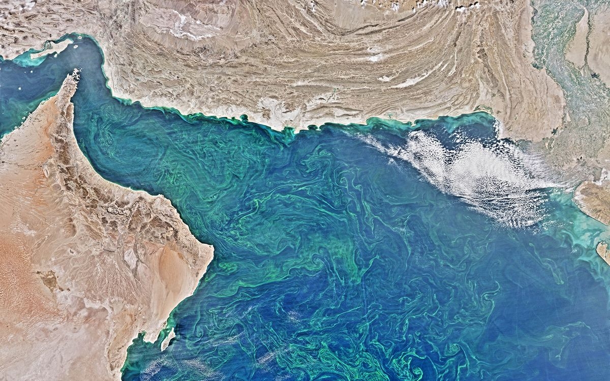 Оманский залив индийский океан. Аравийский полуостров из космоса. Аравийское море максимальная глубина. Аравийское море.
