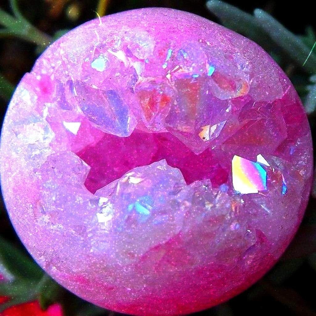 Розовый кварц минерал. Камни Самоцветы кварц. Кварц Джиразоль. Кристальный кварц шар. Розовые самоцветы