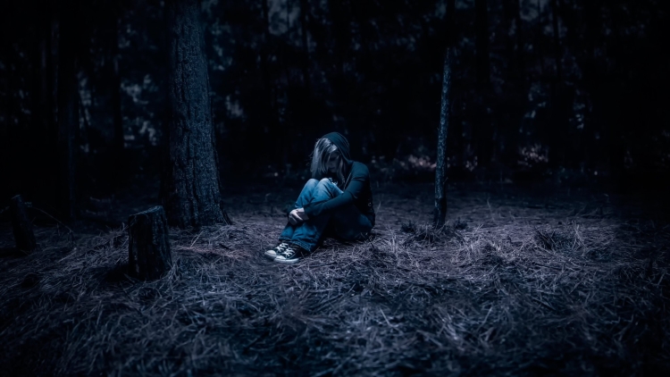 Девушка одна ночью в лесу