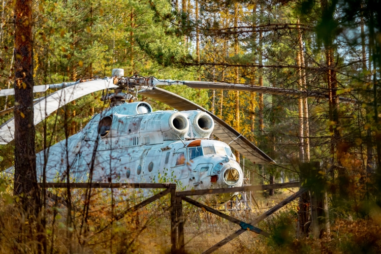 Заброшенный вертолет в лесу