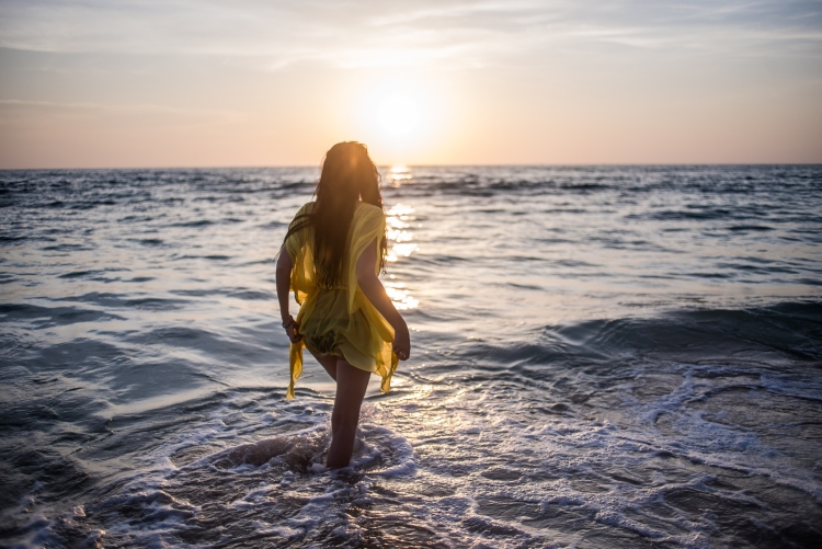Море закат девушка: изображения без лицензионных платежей