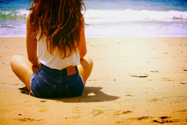 Рыжая Девушка На Пляже В Весеннее Время. Стоковые Фотографии | FreeImages