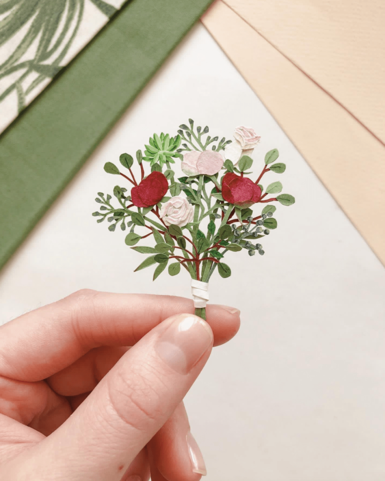 Маленький букет цветов из бумаги