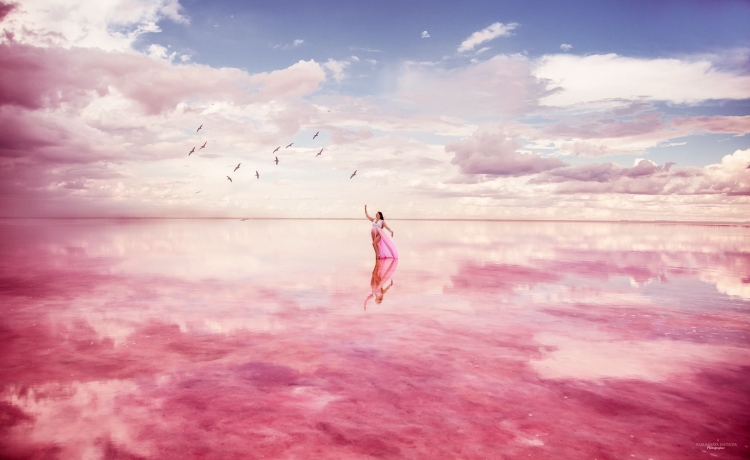 Розовое озеро осенью
