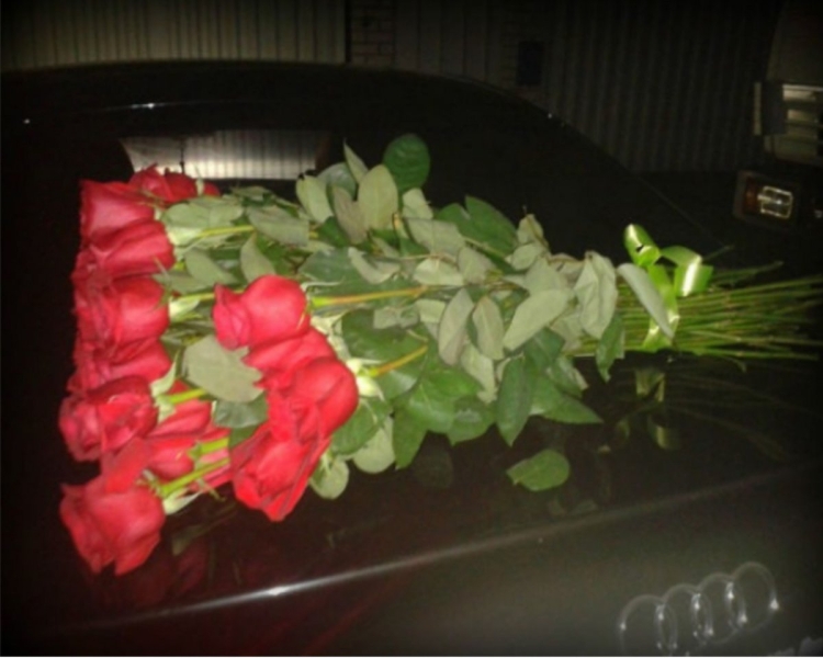 Цветы в машине на сиденье - фото онлайн на вторсырье-м.рф