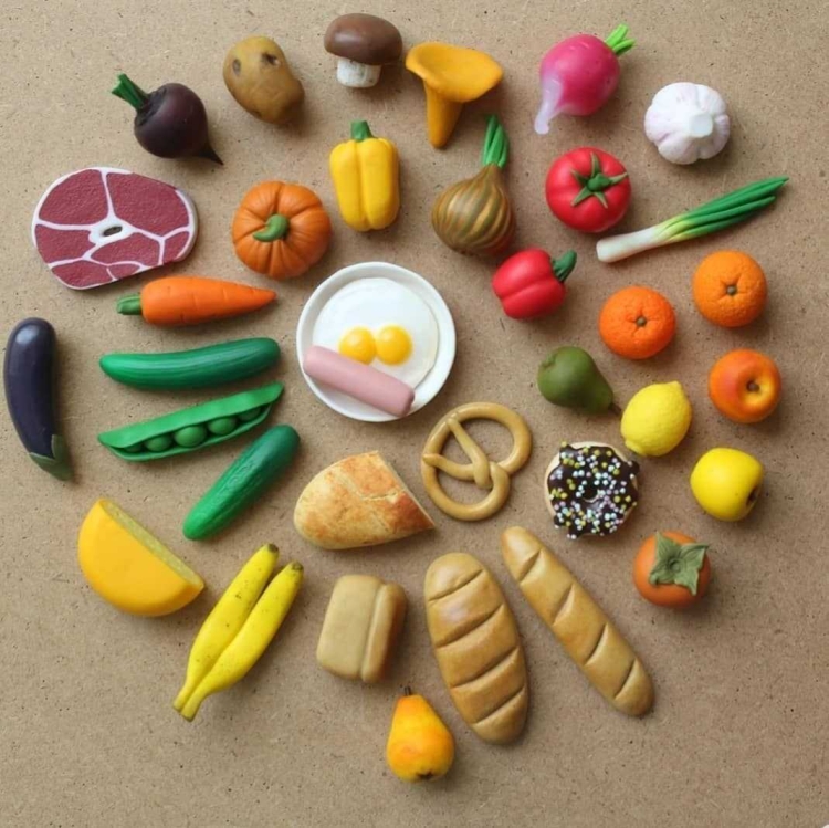 Набор легкого пластилина. Лепить из пластилина еду для кукол Барби. Лепка из воздушного пластилина еда для кукол Барби. Поделка из пластилина еда легкая. Фигурки из пластилина еда легко для детей.