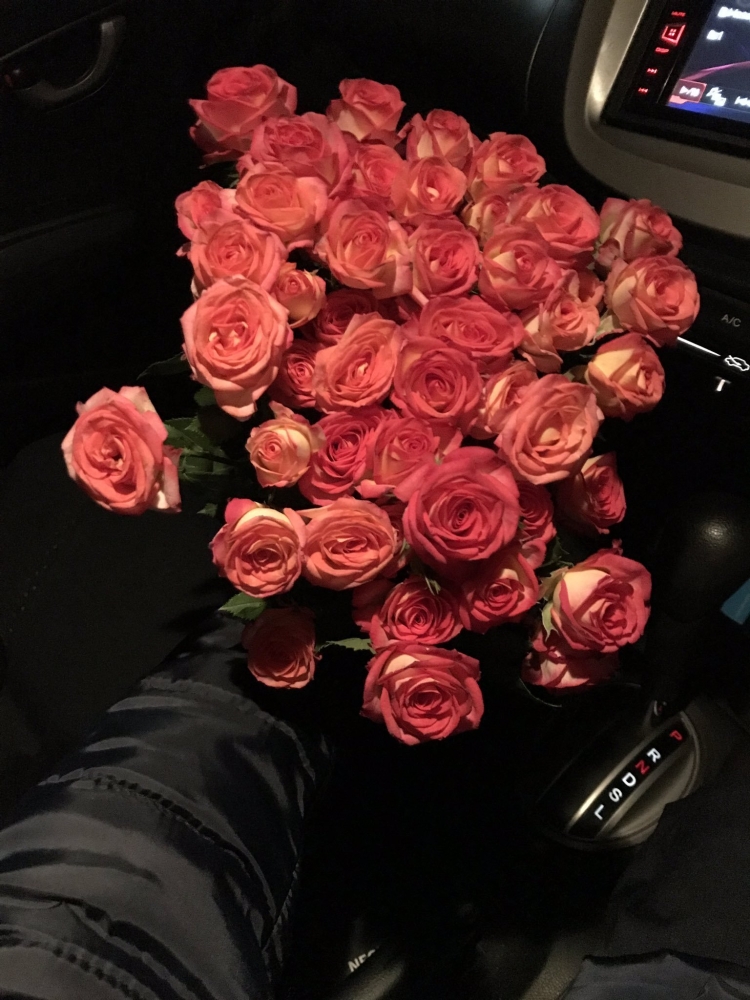 Красивые цветы в машине