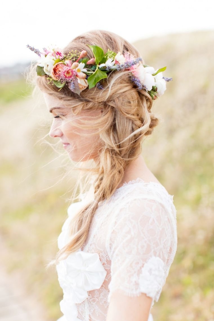 Цветы в прическе невесты: правила выбора