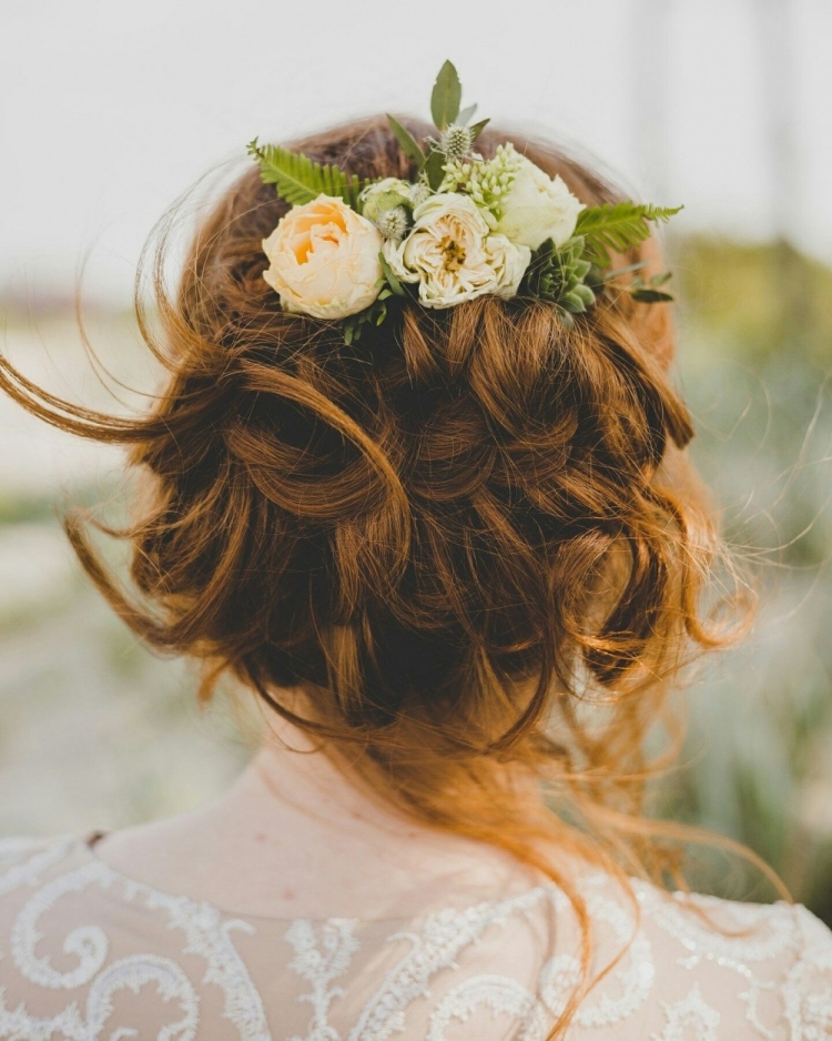 Свадебные причёски с живыми цветами (78 фото)