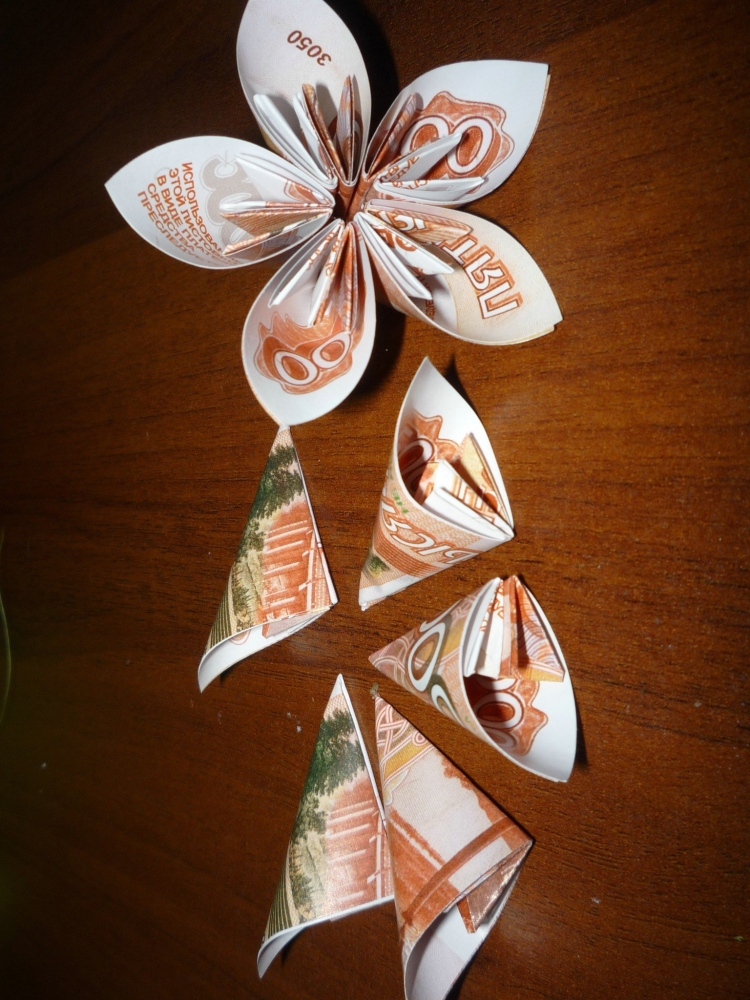 Цветок из денег - универсальный подарок
