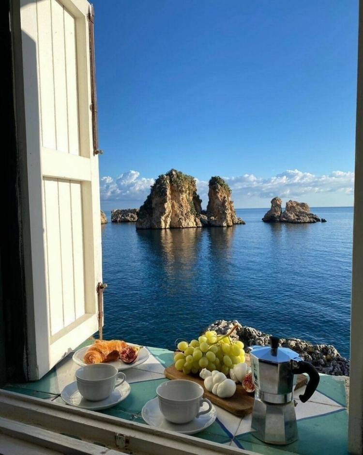 Красивый завтрак у моря