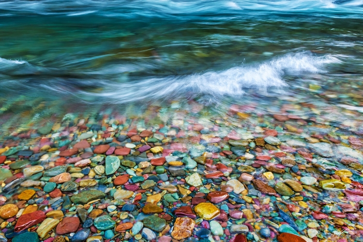 Море с цветными камнями