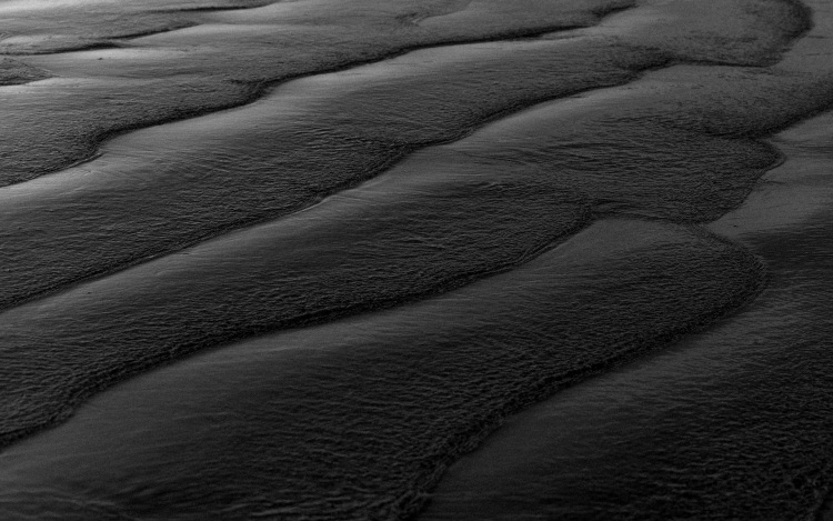 Черный песок каспийского моря