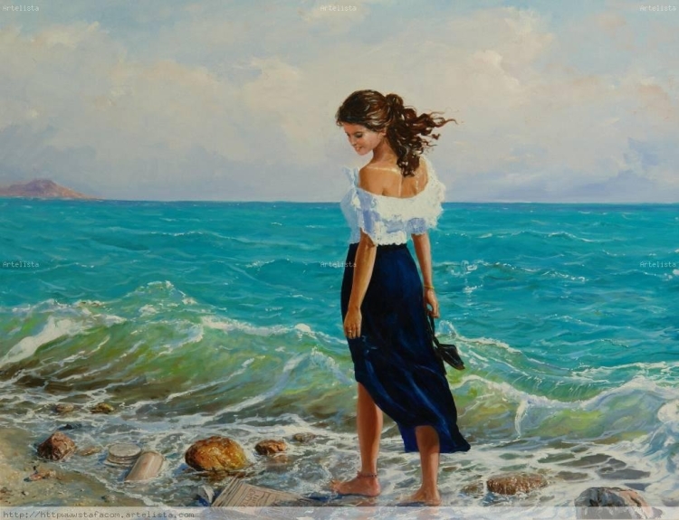 Девушка в белом платье у моря