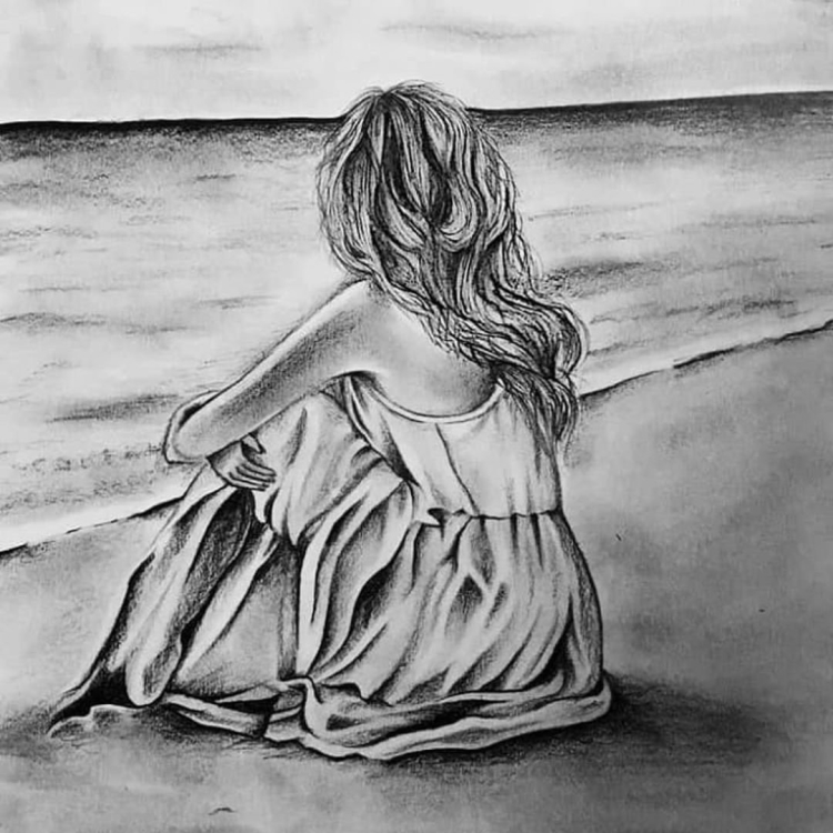 Девушка возле моря со спины