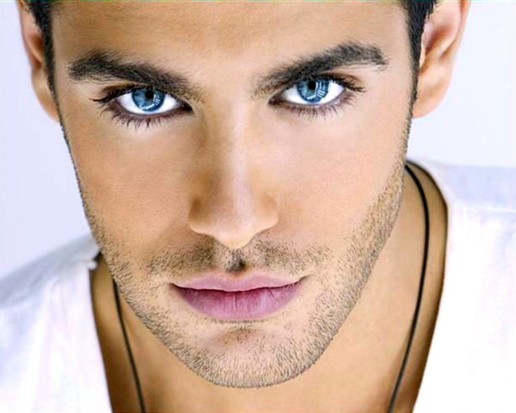Ярко голубые глаза у мужчин