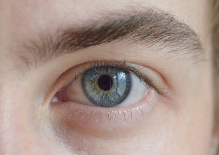 Серо голубые мужские глаза