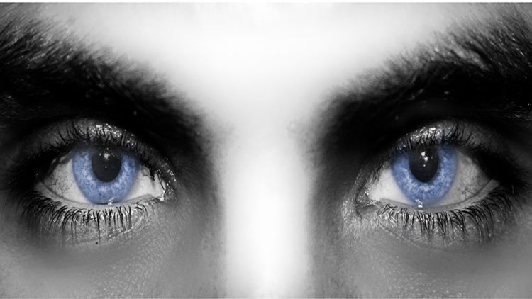 Голубые глаза мужчины