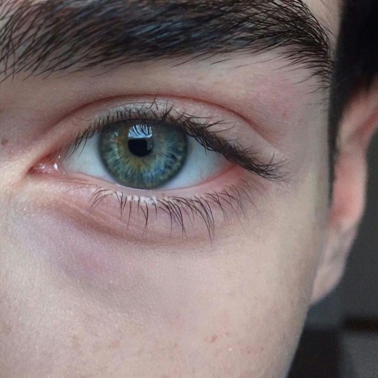 Зеленые глаза мужчины