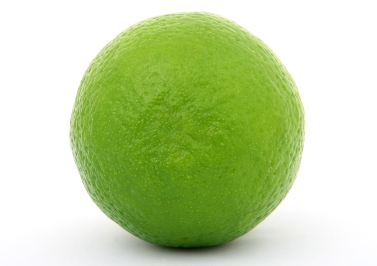 Круглый зеленый фрукт